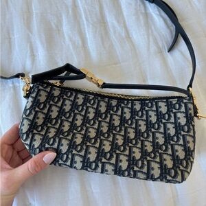 Beautiful navy/cream crossbody bag